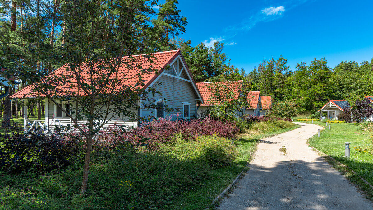 Nowoczesne noclegi weselne w ośrodku Piękny Brzeg – Komfortowe domki nad jeziorem dla gości